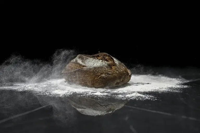 Hogaza de pan sobre Allure Black