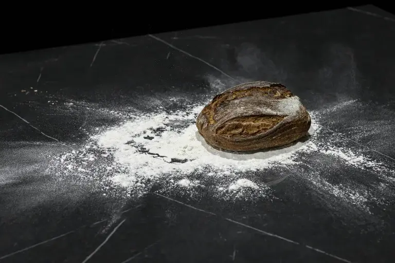 Hogaza de pan sobre Allure Black